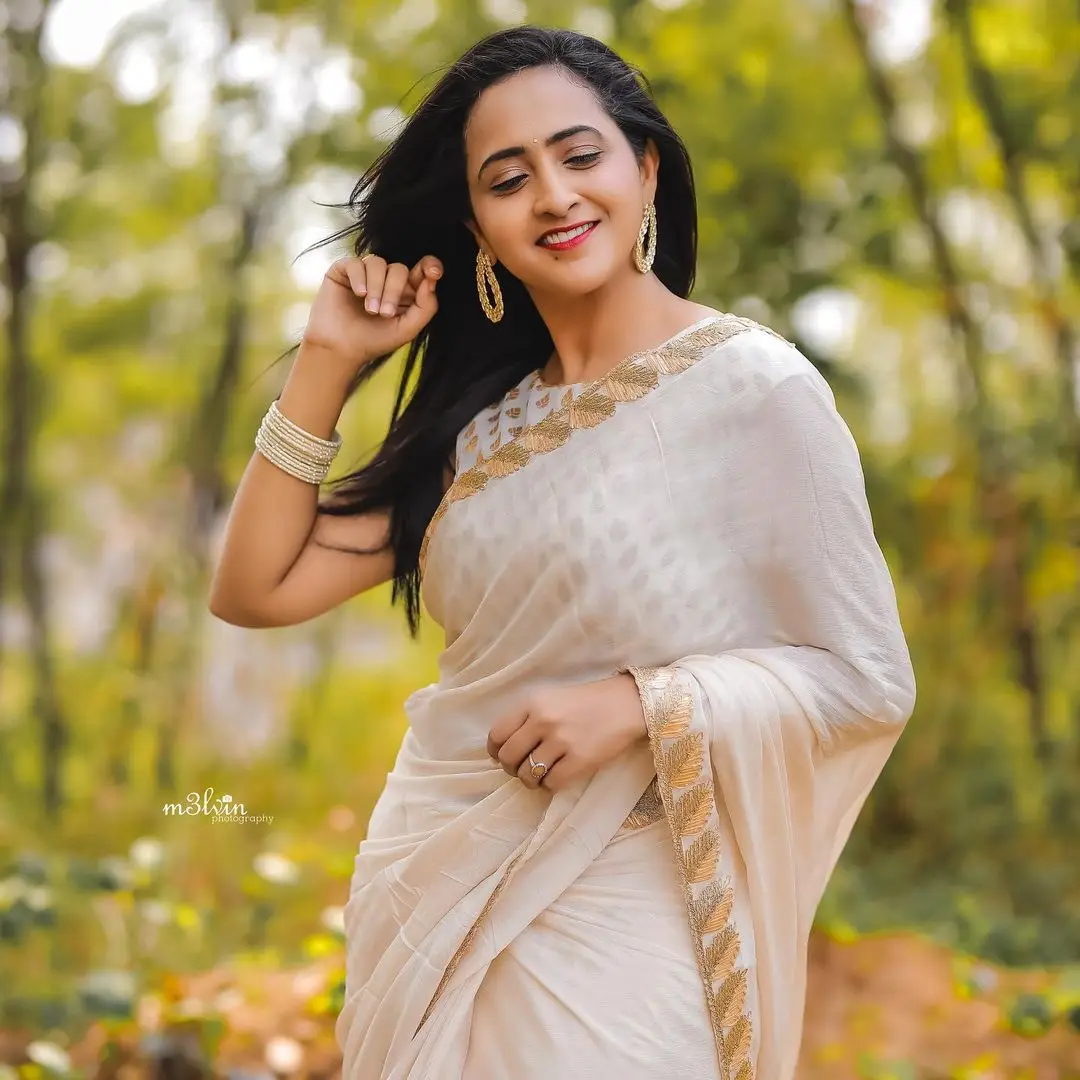 Tamil Girl Lasya Manjunath Wearing White Saree Sleeveless Blouse